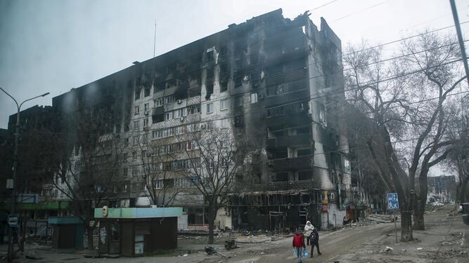 Imagen tomada durante una visita guiada por la tropas rusas a la ciudad ucraniana de Mariupol el pasado 12 de abril.