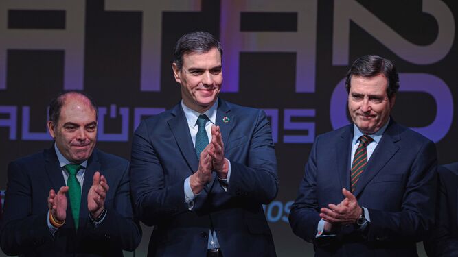 Los presidentes de ATA, Loreno Amor; del Gobierno, Pedro Sánchez, y de CEOE, Antonio Garamendi, juntos en un acto.