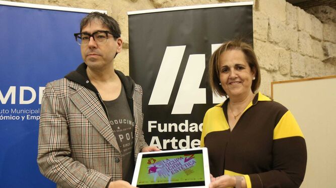 El presidente de la Fundación Artdecor, Fernando Vacas, y la presidenta del Imdeec, Blanca Torrent, muestran el cartel del primer bloque de talleres 'La ocupación estética'.