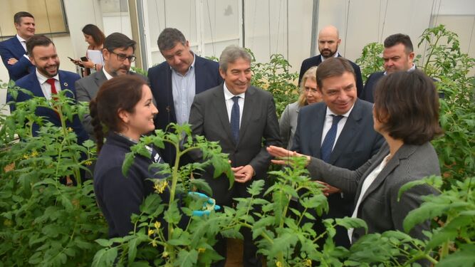 Visita del ministro de Agricultura, Luis Planas, a la planta de BASF en Utrera.