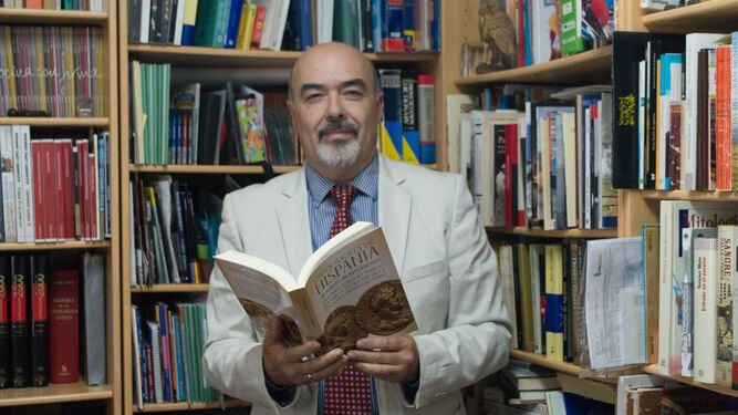 Alberto Monterroso, con su libro 'Emperadores de Hispania'.