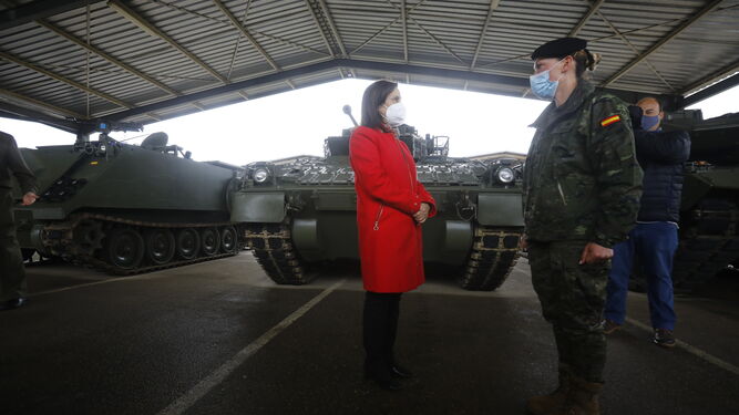 Margarita Robles visita la base militar de Cerro Muriano.