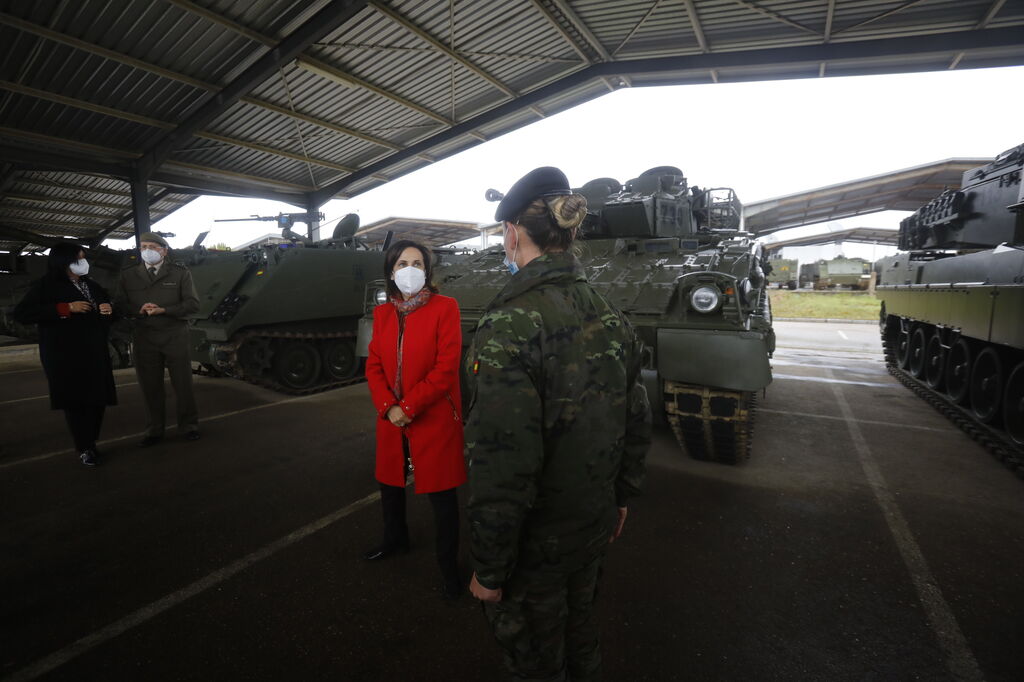 La visita de Margarita Robles a la base militar de Cerro Muriano, en im&aacute;genes