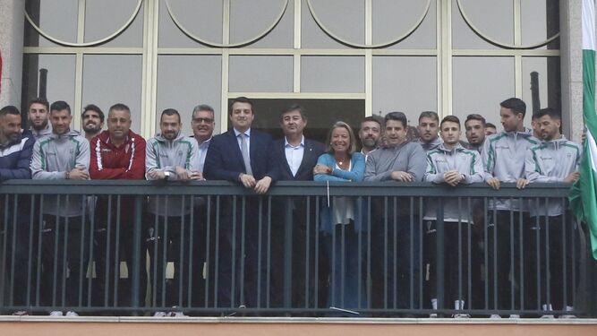 El Córdoba CF y los representantes políticos, en el balcón del Ayuntamiento.