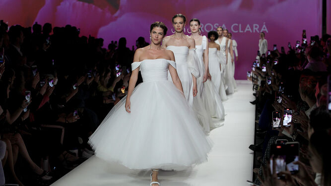 Un momento del desfile de Rosa Clará en la 'Barcelona Bridal Fashion Week'.