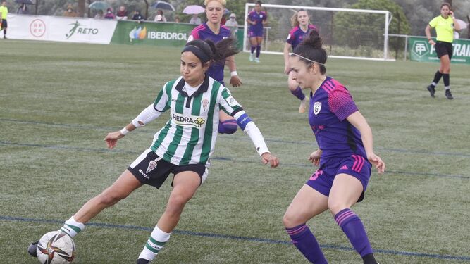 María Avilés juega el balón ante la presión de una jugadora del Madrid B.
