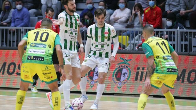 Pablo del Moral pisa la pelota ante la presión de dos jugadores del Jaén Paraíso Interior.