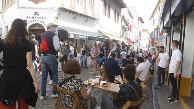 Ciudadanos y turistas disfrutan de los bares del Casco Histórico de Córdoba.