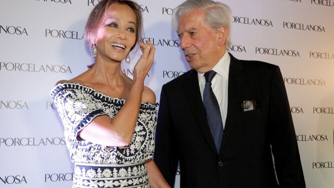 Vargas Llosa e Isabel Preysler en un 'photocall'.