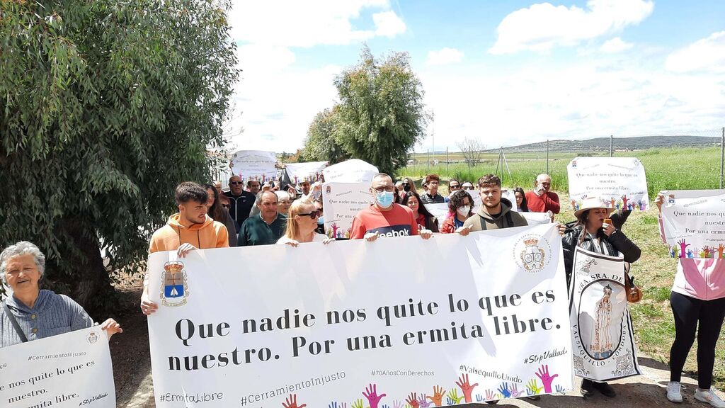 La protesta en Valsequillo contra el cierre del paso a la ermita de la Virgen de F&aacute;tima, en im&aacute;genes