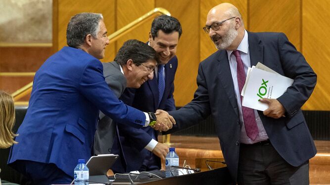 Alejandro Hernández saluda a Elías Bendodo en presencia de Juan Marín y Juanma Moreno.