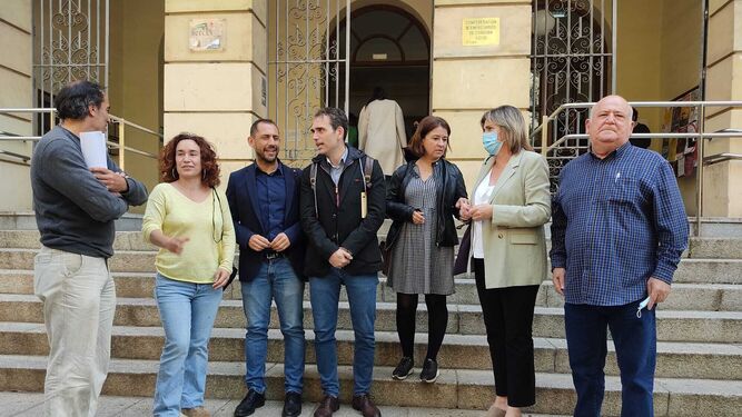 Representantes de IU y CCOO, delante de la sede del sindicato en Córdoba.