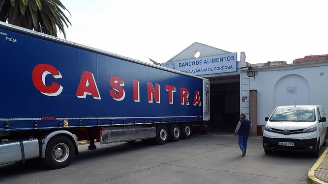 Un camión llega con comida al Banco de Alimentos de Córdoba.