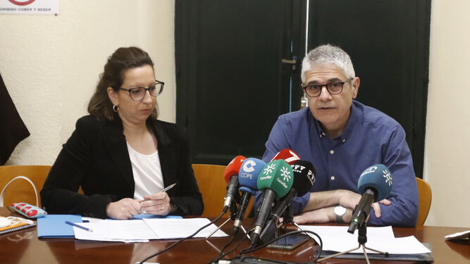 Giovana Lucena, viuda de un trabajador fallecido, y Miguel Cruz, presidente de la Asociación de Víctimas de Accidentes y Enfermedades Laborales de Andalucía (Avaela).
