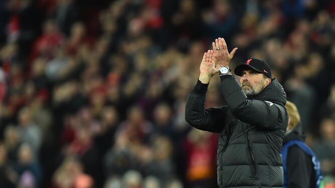 Jürgen Klopp aplaude a la afición en Anfield