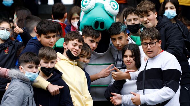 Un grupo de escolares en El Arcángel, junto a la mascota Koki, el día del Córdoba CF - Tamaraceite.