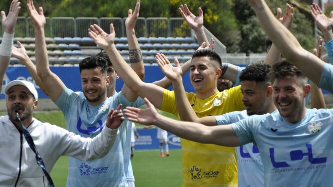 Los jugadores del Ciudad de Lucena celebran su pase al 'play off' de ascenso.