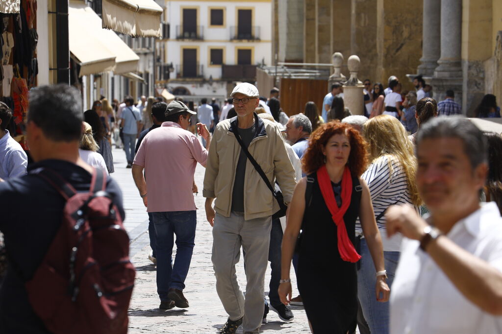 Los turistas abarrotan las calles y Las Cruces de C&oacute;rdoba, en im&aacute;genes