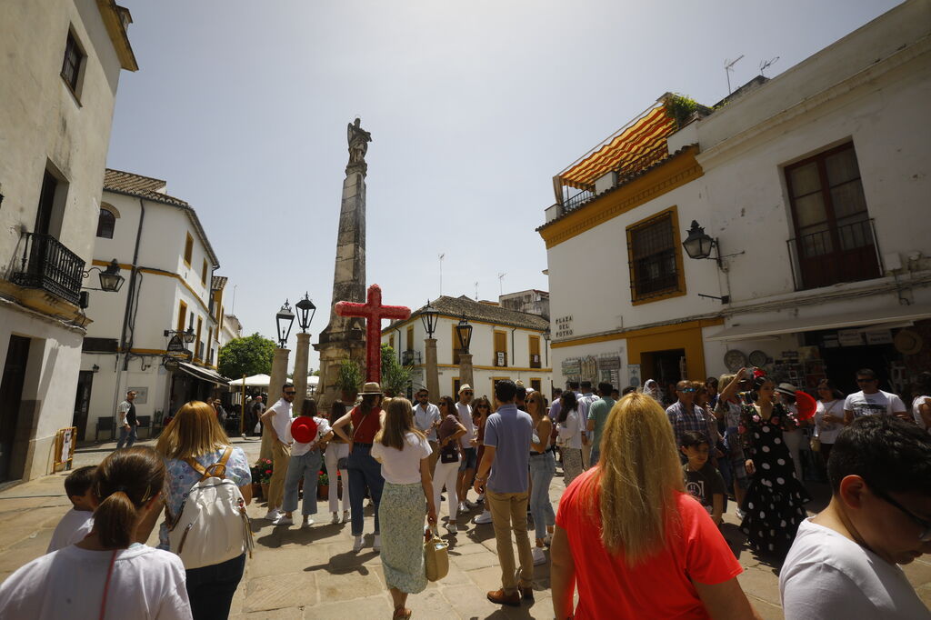 Los turistas abarrotan las calles y Las Cruces de C&oacute;rdoba, en im&aacute;genes