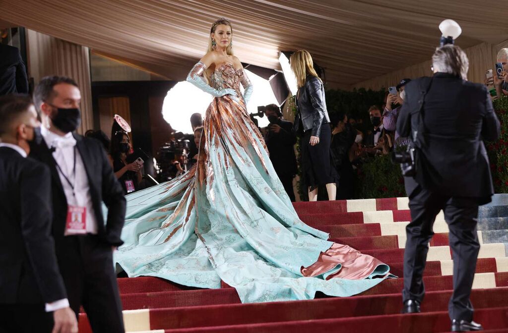 Blake Lively con una de las dos faldas que luci&oacute; con su vestido de Versace en el arranque de la MET Gala 2022