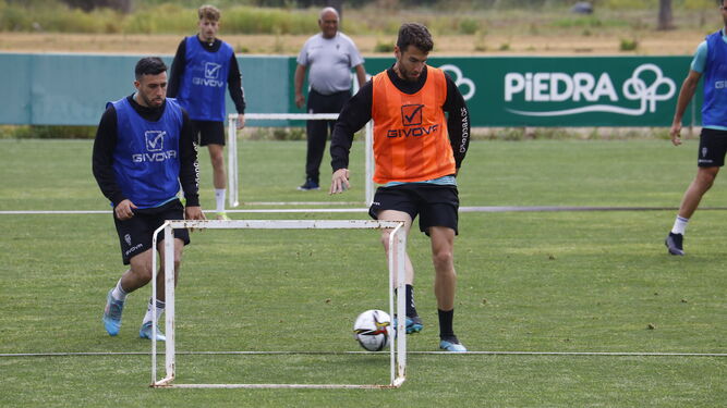 José Cruz controla el balón durante el entrenamiento del miércoles.