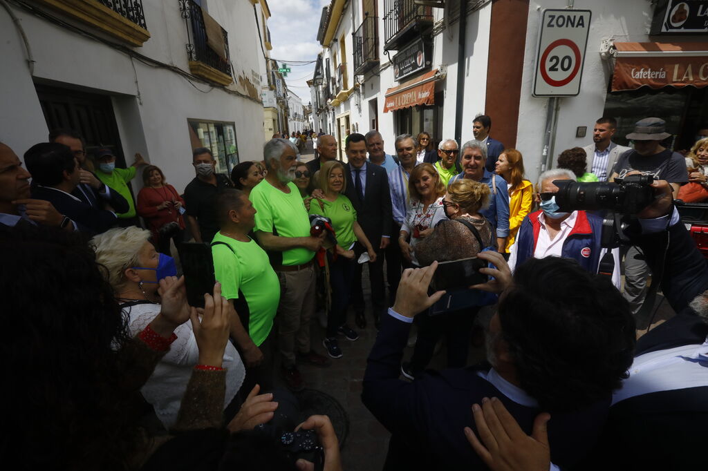 La visita de Juanma Moreno a los Patios de C&oacute;rdoba, en im&aacute;genes.