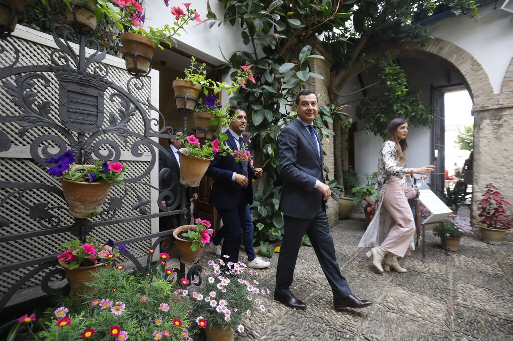 La visita de Juanma Moreno a los Patios de C&oacute;rdoba, en im&aacute;genes.