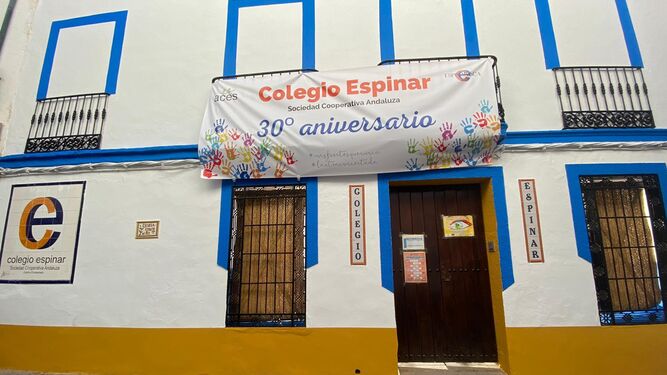 Fachada del Colegio Espinar, con la pancarta del 30 aniversario.