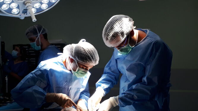 Dos cirujanos, en plena intervención en un quirófano.