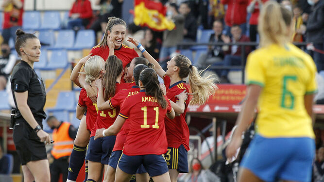 Alexia Putellas es felicitada por sus compañeras tras marcar ante Brasil, durante el amistoso disputado en el estadio Rico Pérez de Alicante.