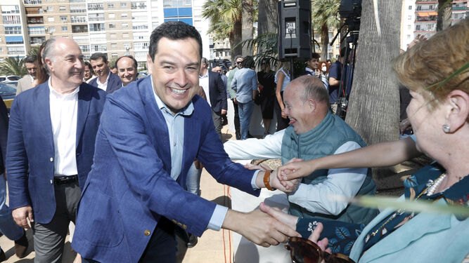Juanma Moreno,  saludando a varios vecinos en Algeciras.