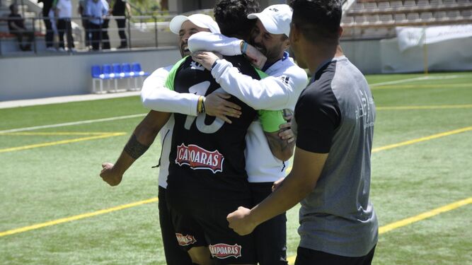 Salvi Blázquez se abraza al cuerpo técnico del Ciudad de Lucena.