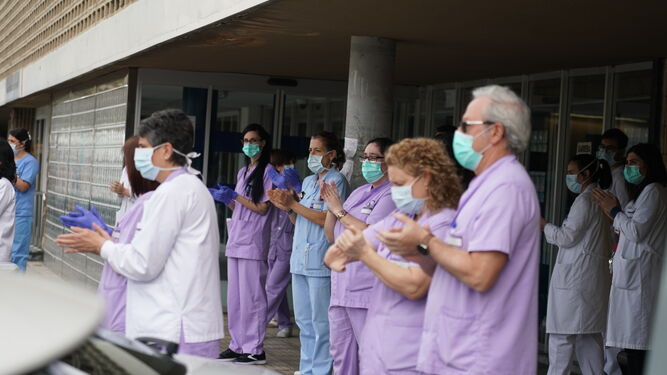 Profesionales de la enfermería frente a su centro sanitario.