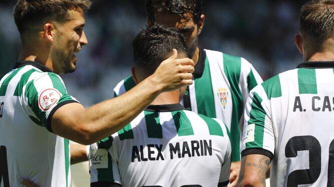 José Alonso, Bernardo y Casas felicitan a Ale Marín tras su gol al Ceuta.