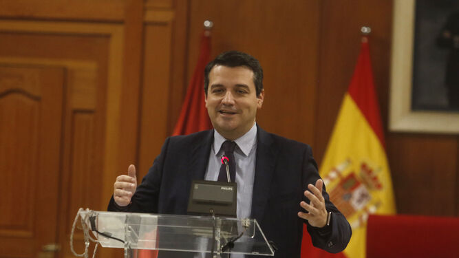 El alcalde de Córdoba, José María Bellido, durante una intervención ante los medios.