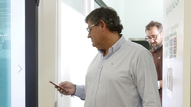 Javier González Calvo mira el móvil en presencia de Rafa Herrerías.