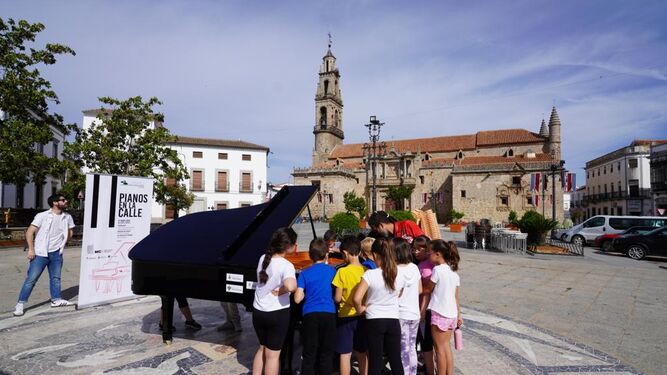 Un piano en la plaza de la Catedral de Hinojosa del Duque.
