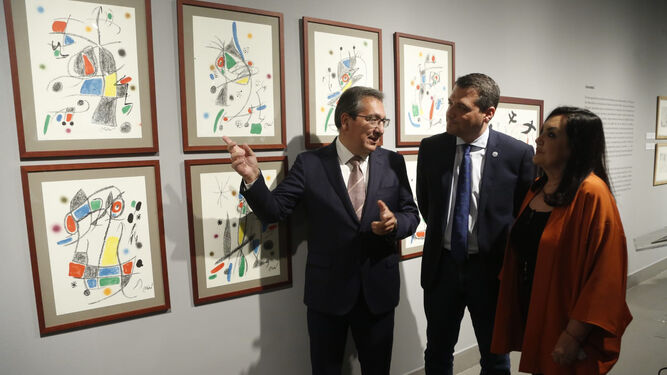 Antonio Pulido, el alcalde de Córdoba, José Mª Bellido, y la comisaria de la muestra, Marisa Oropesa