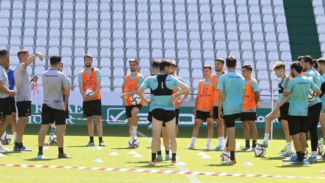 Los jugadores del CCF siguen atentos a las órdenes del preparador físico, Álex Prieto, durante un entrenamiento en El Arcángel.