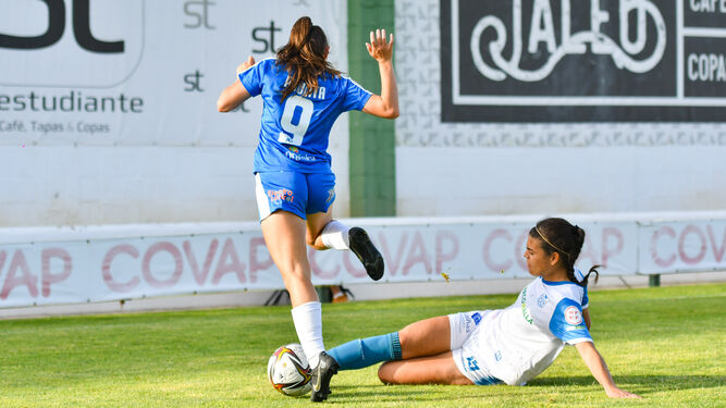 Silvia Peñalver efectúa una entrada sobre una jugadora del Alhama.