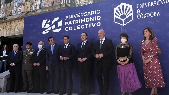 Juanma Moreno y José Carlos Gómez Villamandos, en el centro, en el 50 aniversario de la UCO.