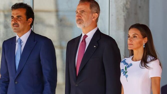 Los Reyes Felipe VI y Letizia, con el jeque de Catar, este martes.