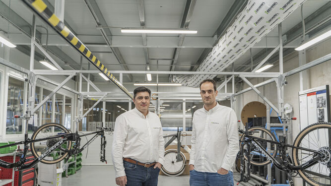 José Vitoria, brand manager y cofundador de Berria Bike (izquierda), junto a David Vitoria, CEO y fundador de la firma (derecha).