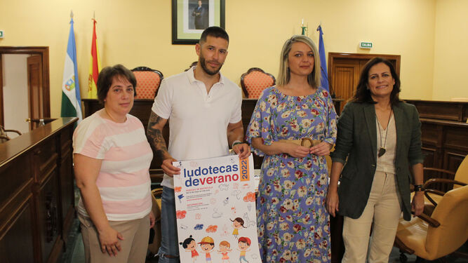 Asistentes a la presentación de las ludotecas infantiles de verano de Lucena.
