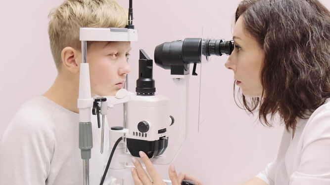 Un adolescente durante una revisión de la visión.