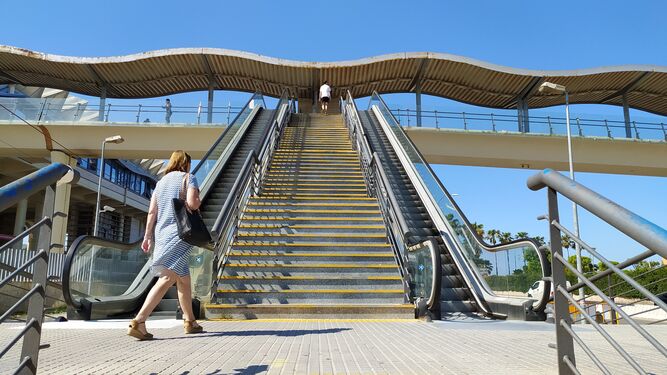 La escalinatas de la estación de Bahía Sur, donde se concentrará el grueso de los trabajos, esta semana.