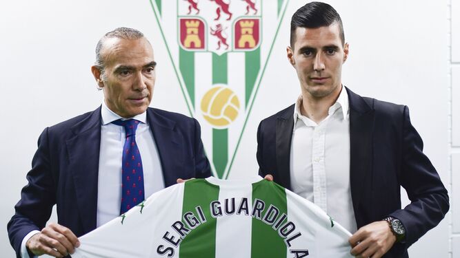 Sergi Guardiola posa junto a Luis Oliver tras sellar su renovación.