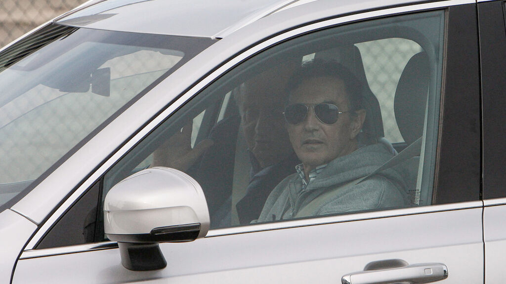 Don Juan Carlos, junto a su amigo Pedro Campos, dejan el aeropuerto en coche.