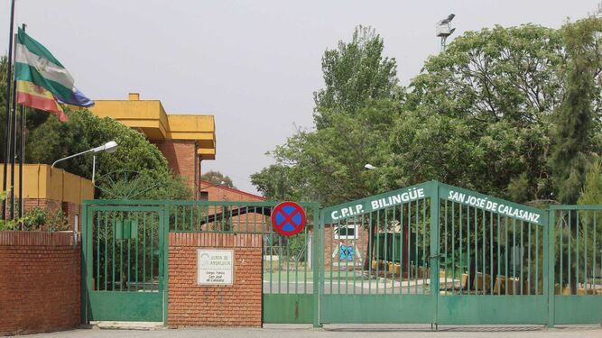 Entrada principal al colegio San José de Calasanz de Peñarroya-Pueblonuevo.