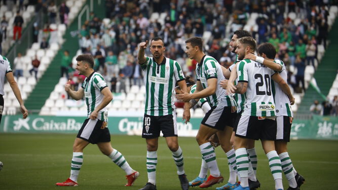 Ekaitz, De las Cuevas, Fuentes, Gudelj, Casas, José Cruz y Álex Bernal celebran un gol.